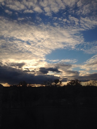 Curving clouds in Windsor Ontario の素材