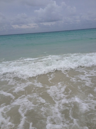 Waves rolling in the ocean の素材