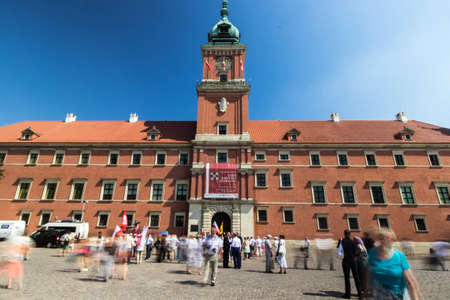 Royal Castle in Warsaw with people standing in front of the building in a summer day, Polandのeditorial素材