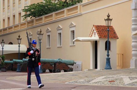 MONTE CARLO, MONACO - MAY 15: Changing of guard on duty at royal palace at May 15, 2013, Monte-Carlo, Principality of Monaco.のeditorial素材