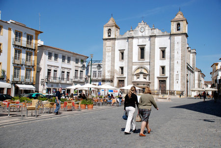 EVORA, PORTUGAL - MAY 3, 2009: Do Giraldo square in Old Town of Evora, Portugalのeditorial素材