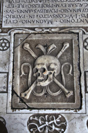 Skull on the medieval marble tomb in Monumental cemetery Camposanto, Pisa, Italyのeditorial素材
