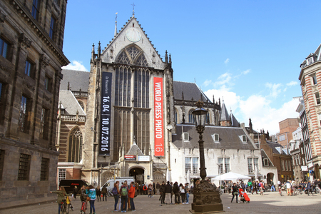 AMSTERDAM, NETHERLANDS - MAY 3, 2016: Tourists in front of the Nieuwe kerk (New  church) located on Dam square, used for exhibition space and as museum in Amsterdam, Netherlands.のeditorial素材