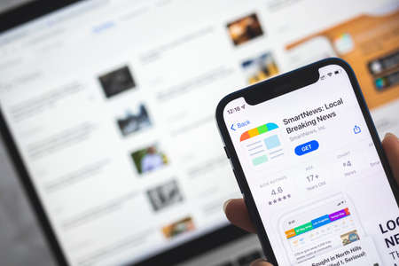 SmartNews app icon. Woman use news application, breaking news concept photoのeditorial素材