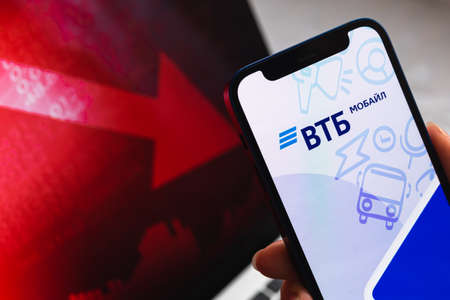 SPB, Russia - April 8, 2022: VTB bank red stock market. Financial default and loss. Mobile phoneのeditorial素材