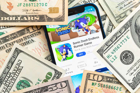Sonic Dash mobile game app. Money background. Concept, company making money with popular mobile phone gamesのeditorial素材