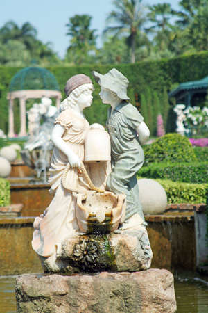 statue in love with kiss of the worldの写真素材