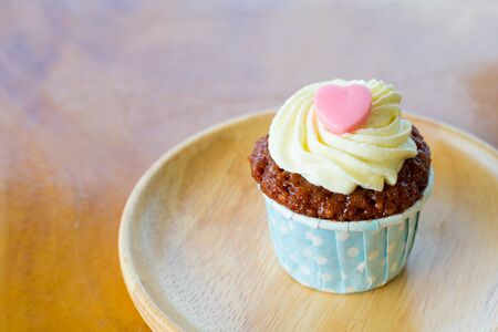 Red velvet cupcake on a wood plateの写真素材