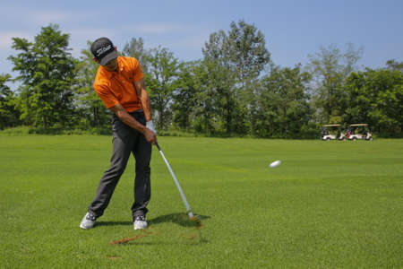 Man playing golfのeditorial素材