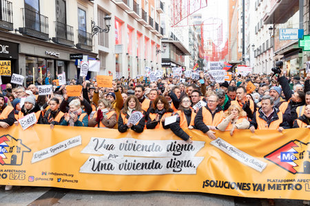 Manifestation. Demonstration from Plaza de Callao to Puerta del Sol in Madrid. Banner for those affected by line 7B of the San Fernando de Henares metro, in Madrid. MADRID, SPAIN -のeditorial素材