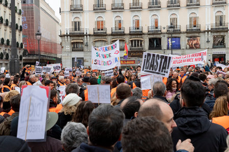 Manifestation. Demonstration from Plaza de Callao to Puerta del Sol in Madrid. Banner for those affected by line 7B of the San Fernando de Henares metro, in Madrid. MADRID, SPAIN -のeditorial素材
