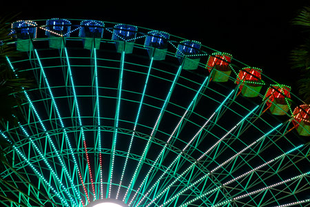 Ferris wheel. Noria. Christmas lights in Vigo, Pontevedra. Christmas decorations. Tourists strolling through its streets. Ferris wheel in the dark showing neon colors. VIGO. SPAIN.の写真素材