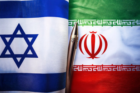 Israel and Iran face off in a conflict that intensifies with attacks launched from Tel Aviv and Herzliya, generating regional and international concernの写真素材