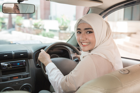 portrait of muslim asian young woman driving her carの写真素材