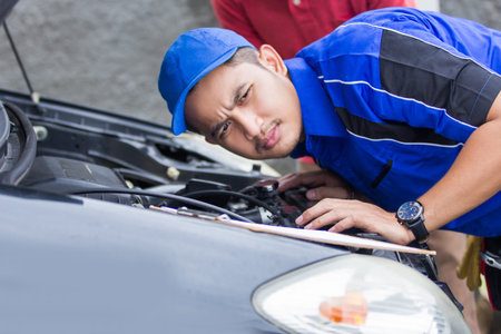 techinician help customer fixing his car