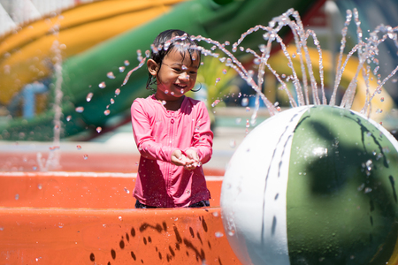 kid playing in waterparkの写真素材