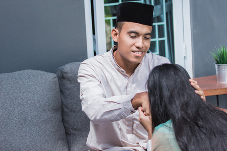 forgiving and apologizing each other. eid mubarakの写真素材