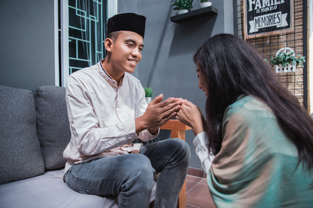 forgiving and apologizing each other. eid mubarakの写真素材