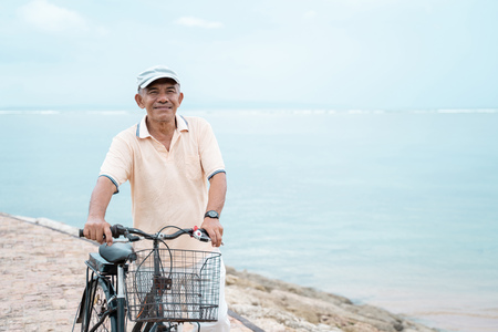 senior male riding a bicycleの写真素材