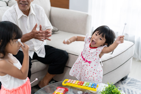 happiness of the granddaughter seeks attention when playing the xylophoneの写真素材