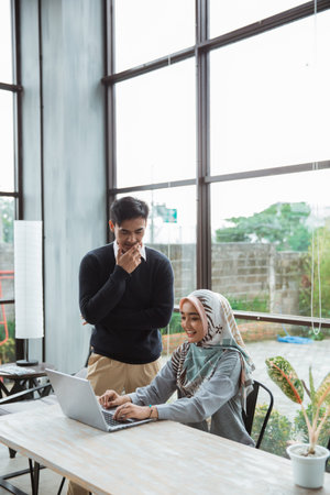 Executive mentor explaining intern