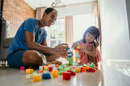 father and daughter playing puzzleの写真素材