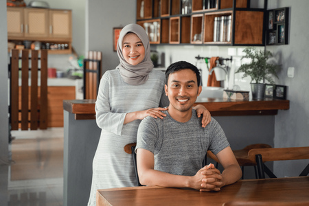 muslim couple sitting in dining room togetherの写真素材