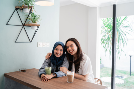 asian muslim woman bestfriend together in cafeの写真素材
