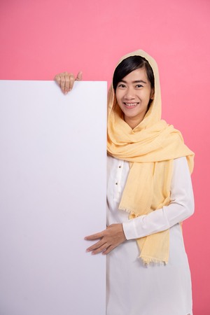 muslim asian woman with blank boardの写真素材