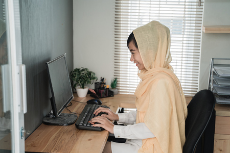asian muslim woman working in her officeの写真素材