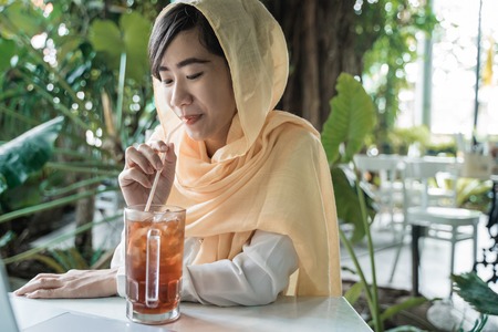 muslim woman break fastingの写真素材