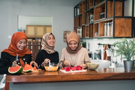 young hijab woman prepare fruits to make cocktailの写真素材