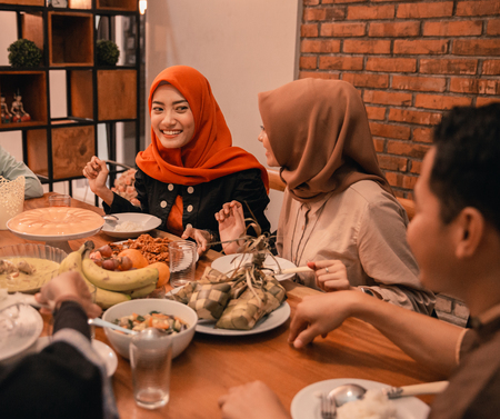Happiness of hijrah family when enjoy eating iftar togetherの写真素材