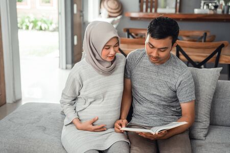 couple pregnant read quranの写真素材