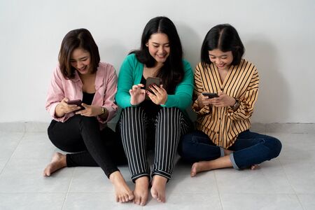 best friend holding handphoneの写真素材