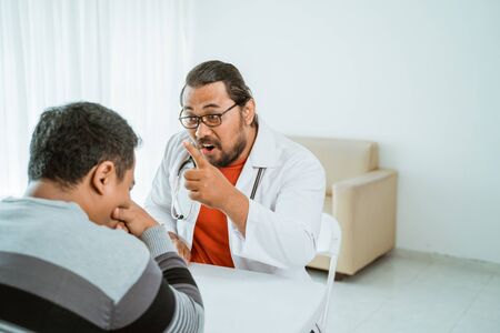 doctor warn his patient to obey the dietの写真素材