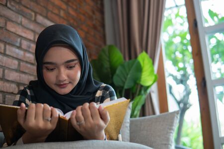 muslim woman reading al quranの写真素材