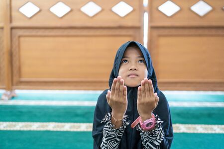 kid muslim praying to godの写真素材