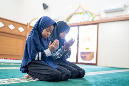 kid muslim praying to godの写真素材