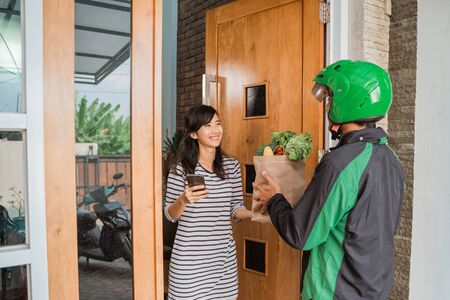 grocery online shopping from homeの写真素材