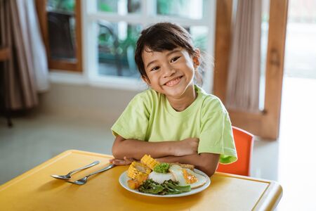 girl having healthy breakfast at homeの写真素材