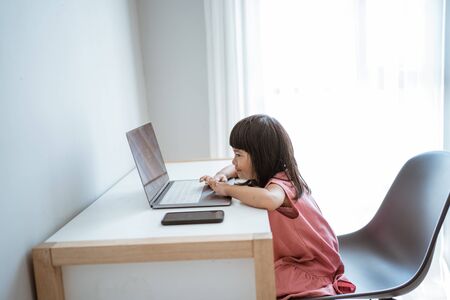 kid using laptop at homeの写真素材