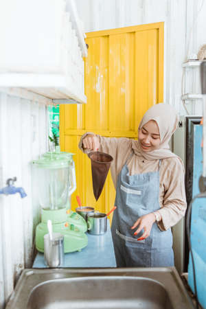 a woman make drinkの写真素材