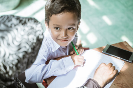 indonesian elementary student at homeの写真素材
