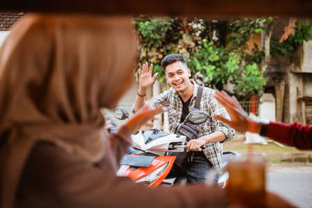 muslim best friend break fasting together during ramadanの写真素材