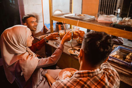 muslim asian friend cheering their glass for break fastingの写真素材