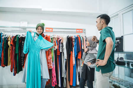 muslim woman asking for advice from husbandの写真素材