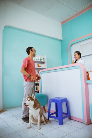 a male pet owner bring his siberian dog to the petcarefor medical check up