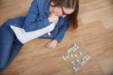 woman play chessの写真素材