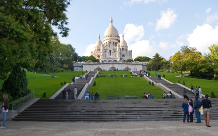 PARIS, FRANCE-SEPTEMBER 9: Unidentified people visiting the monument of the Sacré C?ur on September 9, 2010 in Paris, France.  The first stone was laid in 1875 and was completed in 1914 but not consecrated until the end of World War I in 1919のeditorial素材